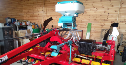 Yongxiang Seeder está equipado con el implemento de labranza de tierra sin labranza de Väderstad de la compañía sueca en Noruega en Noruega