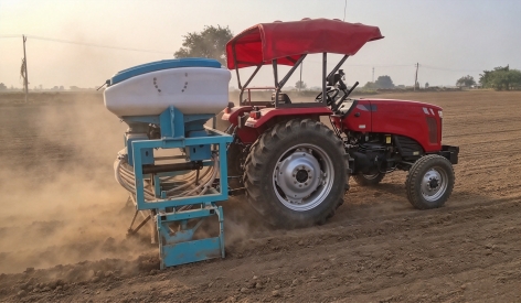 Sembradora YongXiang instalada en el tractor sin conductor de mi cliente indio