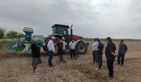 YongXiang siembra y fertiliza en el Óblast de Syr Darya, Uzbekistán