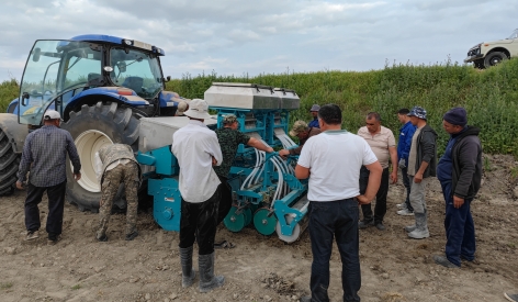 Máquina todo en uno de siembra y fertilización de precisión YongXiang en Uzbekistán