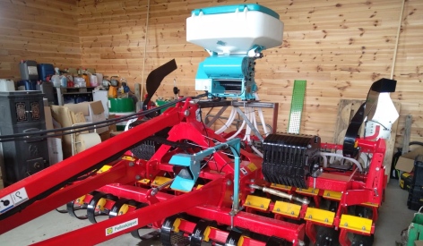 Yongxiang Seeder está equipado con el implemento de labranza de tierra sin labranza de Väderstad de la compañía sueca en Noruega en Noruega
