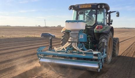 YongXiang 2BFGL-B Pneumatic Seeder Field Trial in Israel-1.jpg